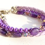 Paarse armband met leer en glasparels
