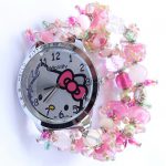Roze Hello Kitty horloge met groene details en edelsteen