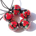 zwarte kralen met rode encased flowers