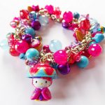 Vrolijke Hello Kitty armband met bloemetjes en felle kleuren