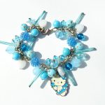 Licht blauwe Hello Kitty armband met bloemetjes en hartjes