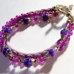 Paarse armband met leer en glaskralen