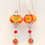 Rode oorbellen met encased flowers en Indian agaat edelsteen