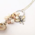 Schelp ketting, met zoetwaterparels, libelle en swarovski