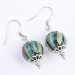 Oorbellen met handgemaakte geel/turquoise glaskralen