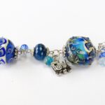 Blauwe zwangerschapsketting met handgemaakte glaskralen en natuursteen