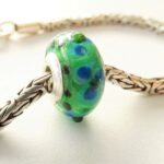 Groene lampwork glaskraal met blauwe bloemen