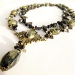 Zwarte ketting met lampwork glaskralen, onyx en zoetwaterparels