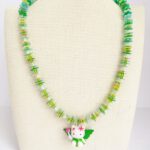 Halsketting met bloempailletten en Hello Kitty bedel