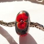 Pandora stijl glaskraal met rode bloemen