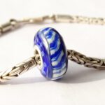 Pandora stijl glaskraal blauw beige gestreept
