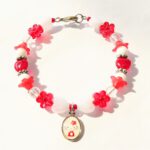 Rode Hello Kitty armband met bloemen en hartjes