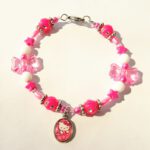 Roze Hello Kitty armband met strikjes en sterretjes