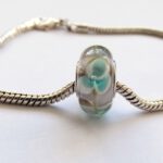 Handgemaakte glaskraal met turquoise bloemen