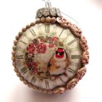 Handgemaakte kerstbal met vogel en vintage klok