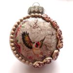 Handgemaakte kerstbal met vogel (distelvink)