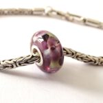 Paarse glaskraal met 4 lila bloemen