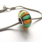 Handgemaakte glaskraal in Nijmeegse Vierdaagse kleuren