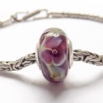 Paarse glasbedel met lila bloemen