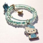 Blauwe kinderarmband op memory wire met Hello Kitty