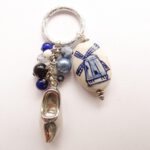 Delfts blauwe hanger met molen en klompje;