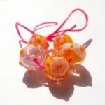 Glaskralen oranje met roze bloemen