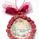 Kersthanger met winterlandschap en roosjes