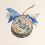 Handgemaakte kerstbal met blauwe gaai