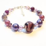 Paarse armband met lampwork glaskraal en amethist