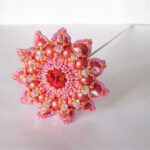 Handgemaakte helder roze Granada kralenbloem