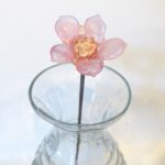 Glasbloem met helderroze blaadjes