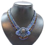 Handgemaakte statement ketting met larvikiet & lapis lazuli